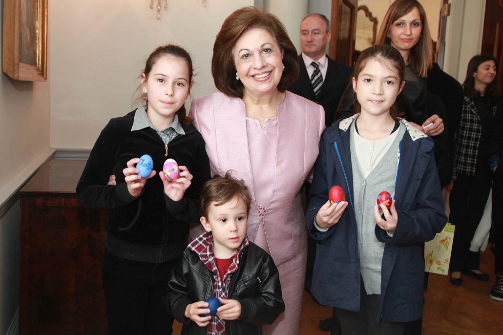 Princeza Katarina bila domaćin deci i mladim srpskim umetnicima koji su farbali uskršnja jaja u Belom Dvoru