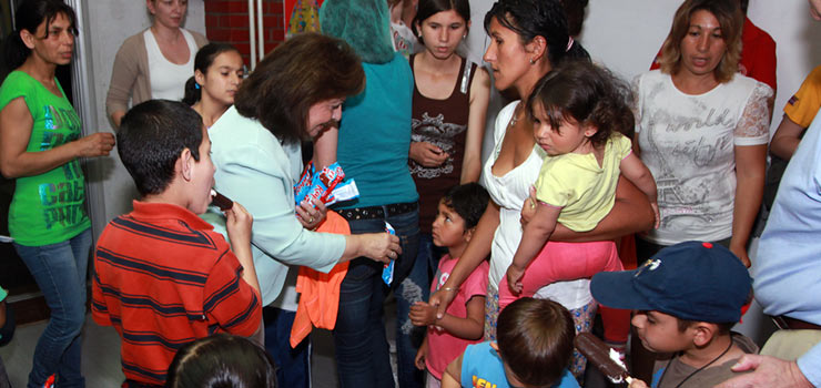 Crown Prince Alexander and Crown Princess Katherine bring aid to victims of floods sheltered in Pionir Stadium