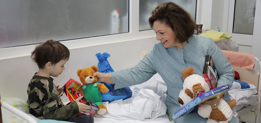 HRH CROWN PRINCESS KATHERINE BRINGS SMILES TO CHILDREN’S HOSPITALS ON EASTER DAY