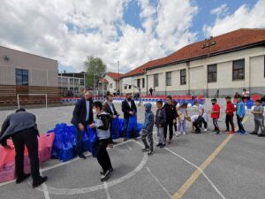 Easter packages for children in Veliko Ropotovo