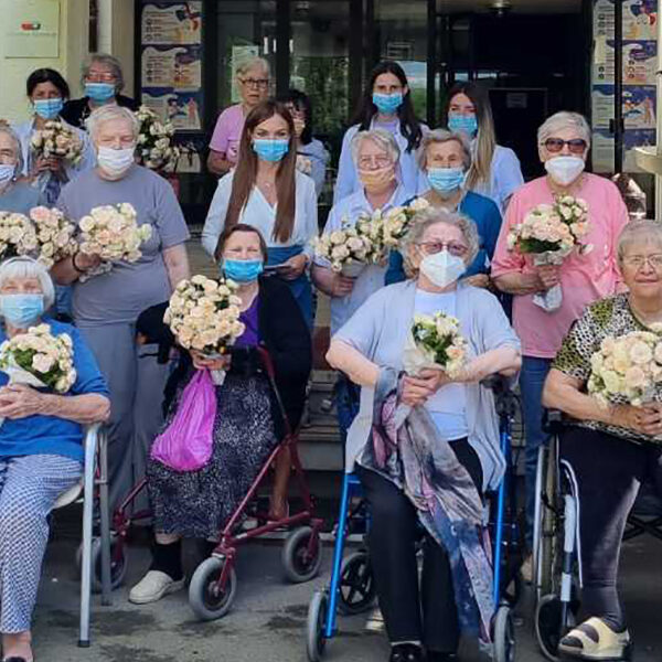 ROSES FROM ROYAL PALACE FOR OLD PEOPLE’S HOMES