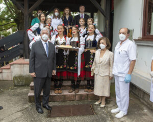 A reception for Their Royal Highnesses in front of the Health Center in Topola