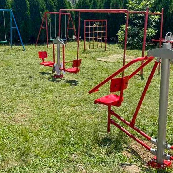 TWO CHILDREN'S PLAYGROUNDS IN BELGRADE ARE RENOVATED BY LIFELINE HUMANITARIAN ORGANIZATION OF CHICAGO